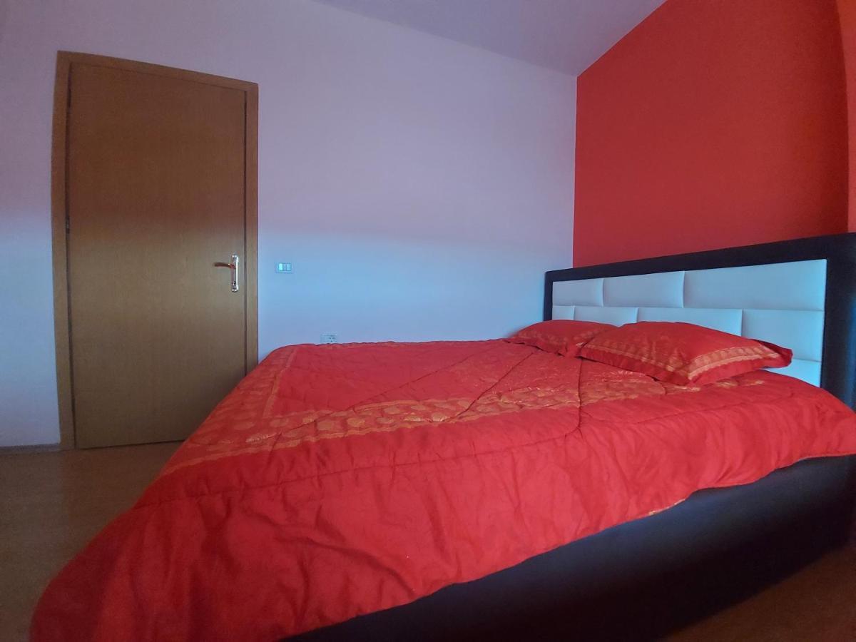 Geni Apartment Корча Екстериор снимка